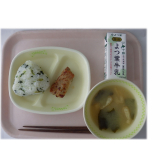 7月31日（金）　大根葉とじゃこのおにぎり　鶏肉のみそマヨ焼き　あげとじゃがいものみそ汁