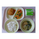 8月3日（月）　にんじんつくね　サイコロサラダ　小松菜のみそ汁