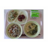 8月5日（水）　五目ごはん　鶏の唐揚げ　きゅうりの梅おかか和え　じゃがいものみそ汁