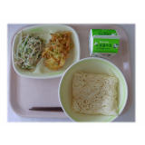 8月6日（木）　冷や麦　野菜かき揚げ　棒々鶏サラダ