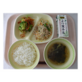 8月24日（月）　ビーフン炒め　ブロッコリーのおかか和え　わかめスープ