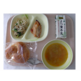 9月2日（水）　ミルクパン　チキンのマーマレード焼き　小松菜とベーコンのサラダ　アルファベットスープ