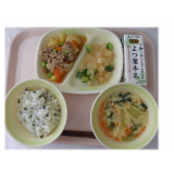 9月4日（金）　わかめごはん　肉じゃが　中華風即席漬け　かきたまみそ汁