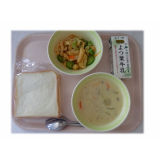9月16日（水）　食パン　ホワイトシチュー　厚揚げのサラダ