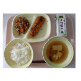 9月28日（月）　白身魚のフライ　れんこんのきんぴら　豆腐のすまし汁